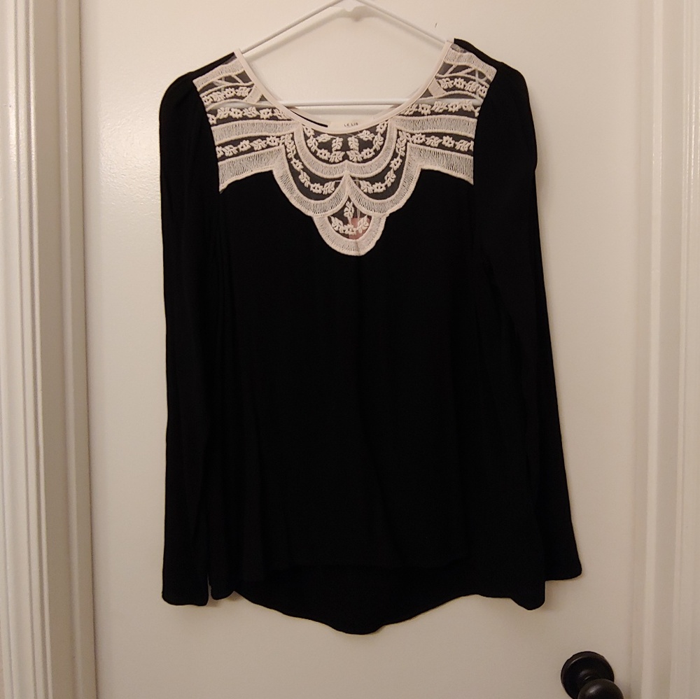 Black blouse with lace nck